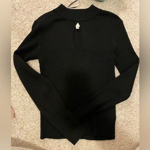 Black keyhole turtle neck